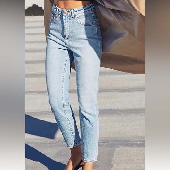 Urban Outfitters Denim - urban outfitters bdg Mom high-rise size 26 light wash jeans